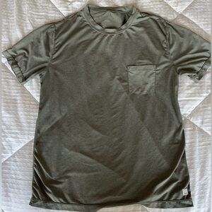 Men’s L Vuori tradewind performance tee with front pocket